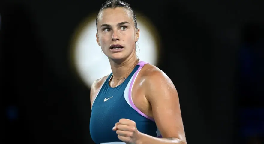 Tenista Aryna Sabalenka, sudorosa y concentrada, lista para la acción. ¿Dónde ver Sabalenka hoy?