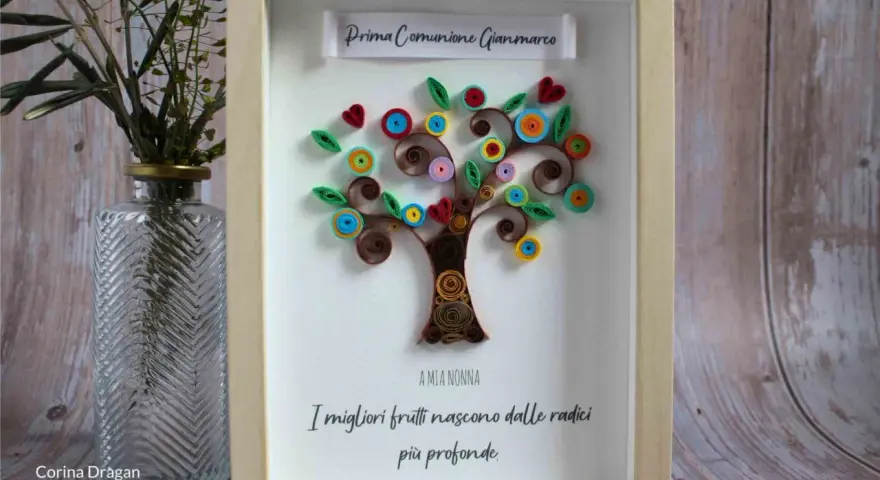 Albero di quilling colorato, con la scritta "Prima Comunione Gianmarco" e la dedica "I migliori frutti nascono dalle radici più profonde".