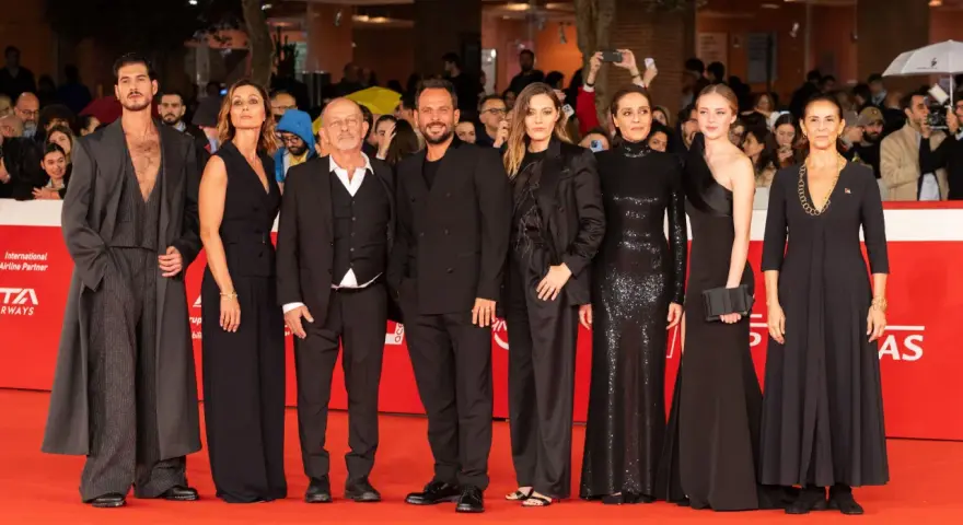 Un cast elegante su un red carpet. Avestrana qui non è Hollywood, ma l'eleganza è palpabile.