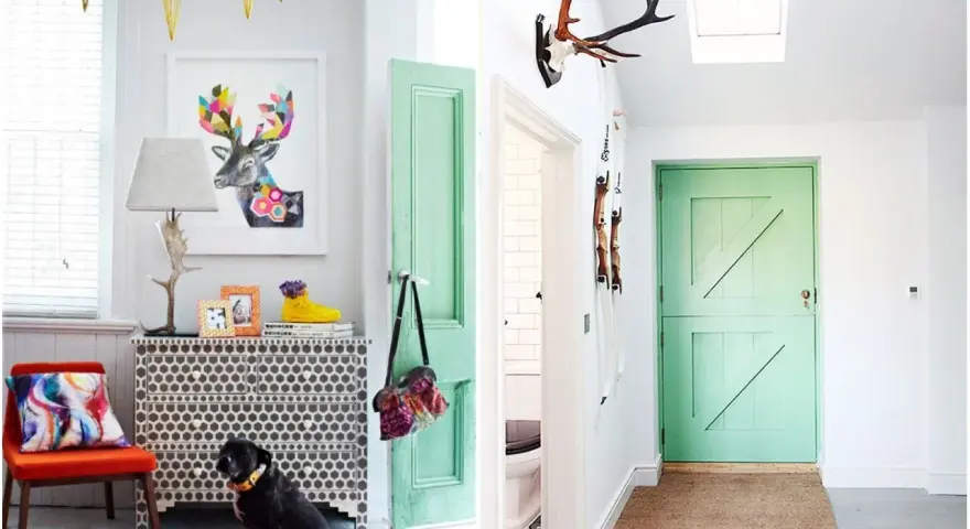 Puertas pintadas con chalk paint, un estilo que da vida a los espacios. Un perro negro y un ciervo colorido completan la escena.