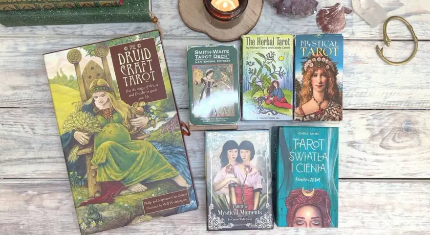 Różne rodzaje kart tarota: Druid Craft Tarot, Smith-Waite, Herbal Tarot, Mystical Tarot, Tarot of Mystical Moments, Tarot Światła i Cienia.
