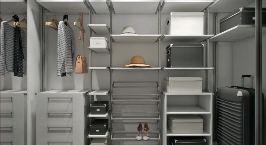 Organiza tu ropa y accesorios en este vestidor moderno. Aprende como hacer un vestidor funcional con estantes, cajones y zapatero.