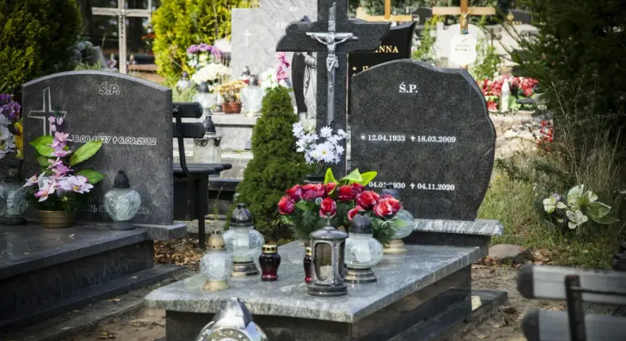 Ile kosztuje krzyż na cmentarz? Sprawdź ceny i porady