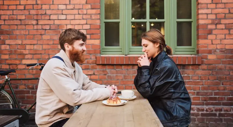 Para rozmawia przy stoliku na zewnątrz. Czy to znaczy matching z kimś, gdy czujesz taką swobodę?