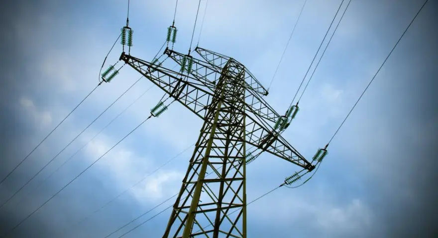 Wysoki słup energetyczny z przewodami, przypominający o taryfie g12n.
