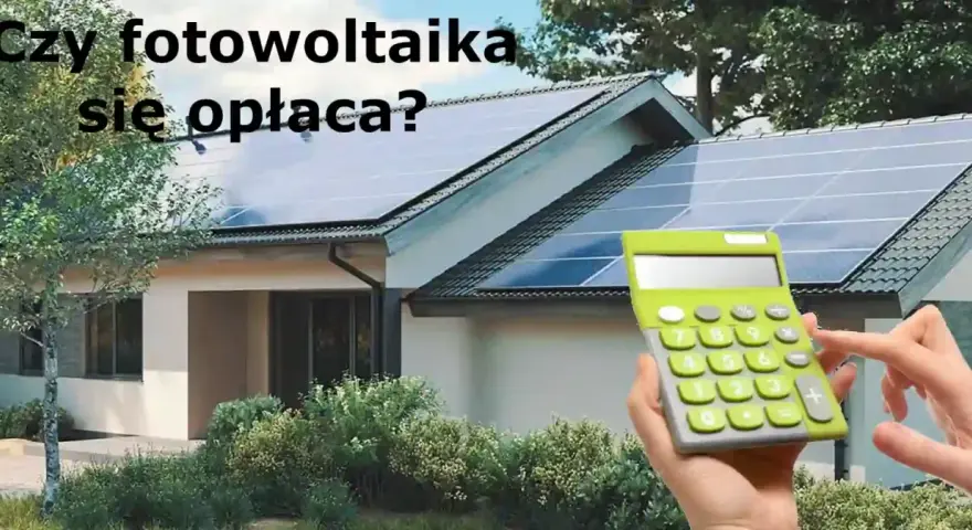 Dom z panelami fotowoltaicznymi na dachu, kalkulator w dłoni. Obliczasz zalety elektrowni słonecznej i oszczędności.