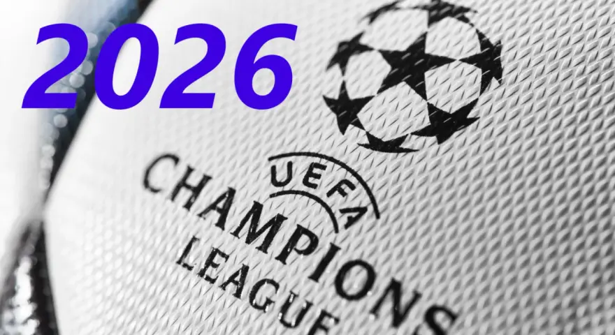 Zbliża się rok 2026, czas na emocjonujące półfinały Ligi Mistrzów! Widok na piłkę z logo UEFA Champions League.