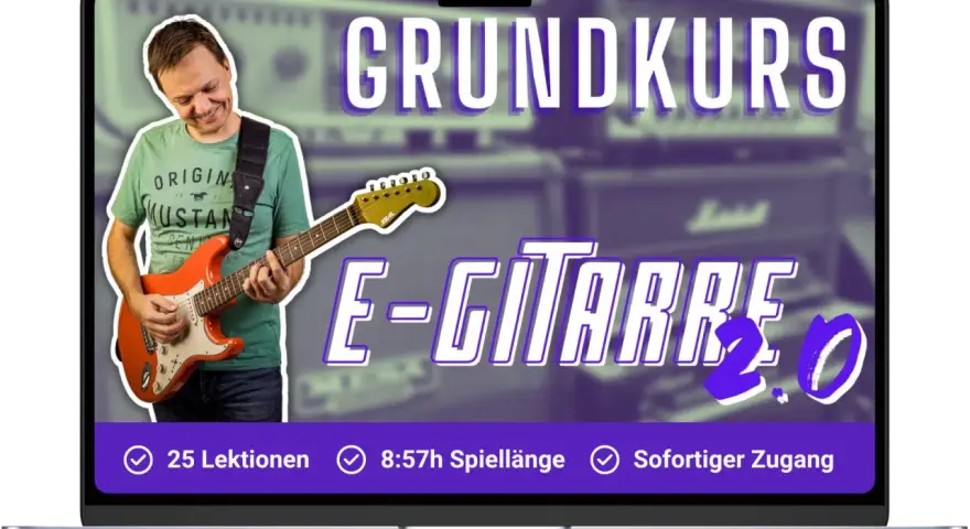 Mann spielt orange E-Gitarre, "GRUNDKURS E-GITARRE 2.0" steht im Bild.