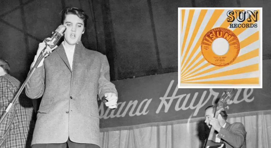 Junger Elvis Presley singt ins Mikrofon, daneben eine Sun Records Single mit "That's All Right".