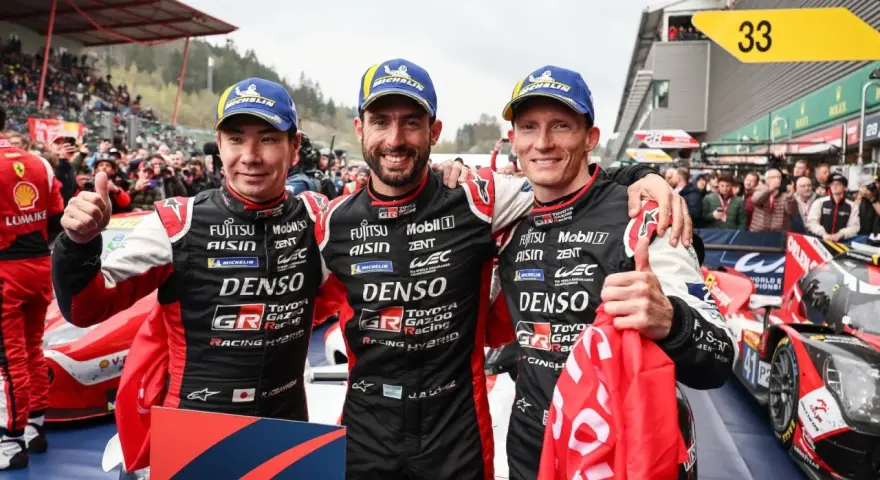 José María López y sus compañeros celebran una victoria en el WEC. El equipo Toyota Gazoo Racing muestra su orgullo.