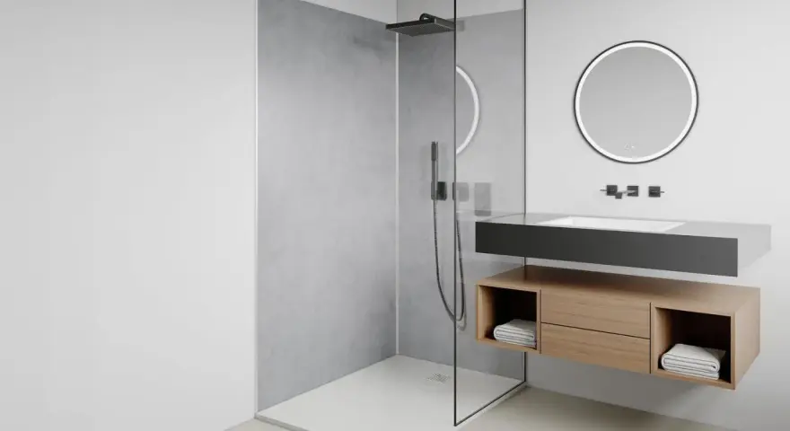 Salle de bain moderne avec douche à l'italienne, receveur discret, meuble vasque suspendu en bois et miroir lumineux.