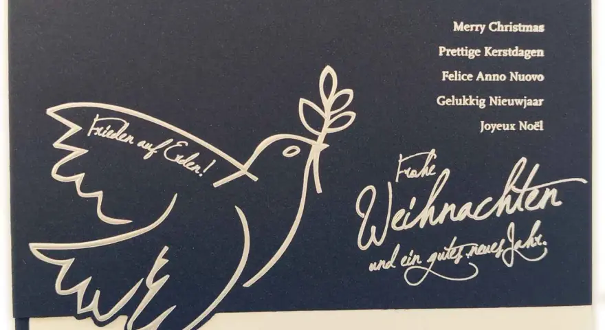 Frieden auf Erden! Eine Friedenstaube trägt die weihnachtsbotschaft. Frohe Weihnachten und ein gutes neues Jahr.