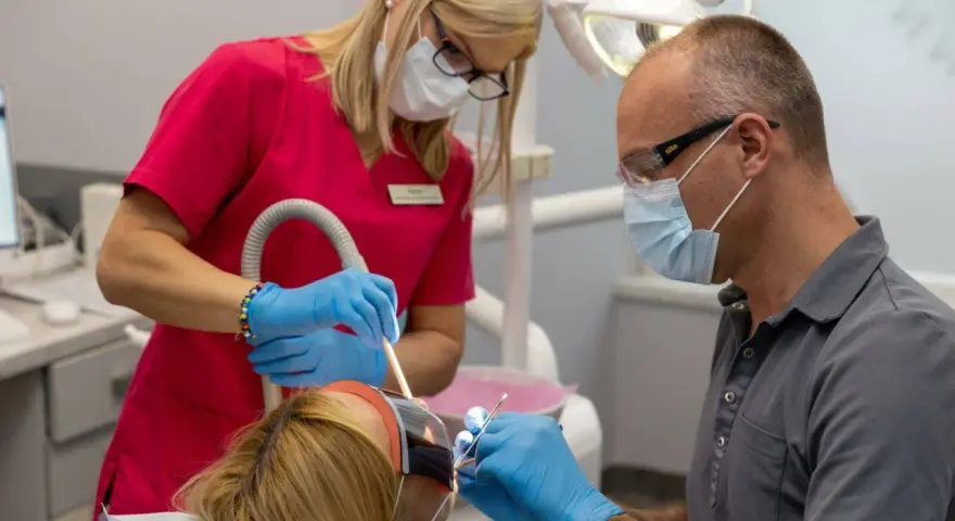 Palenie po dentyście: Jak długo czekać, by uniknąć powikłań?