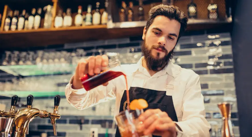 Ile zarabia barman w klubie? Nawet 12 000 zł miesięcznie!