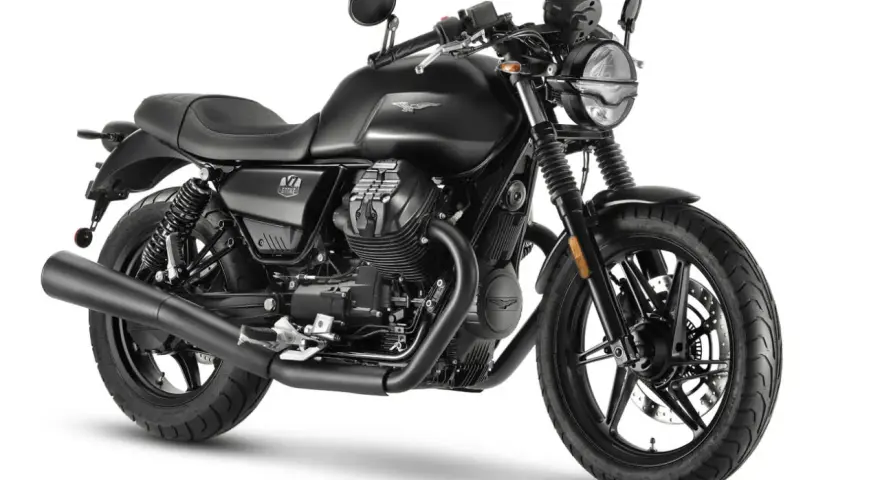 Czarny motocykl Moto Guzzi V7 Stone. Klasyczny design, mocny silnik V-twin. Poznaj moto guzzi v7 dane techniczne.