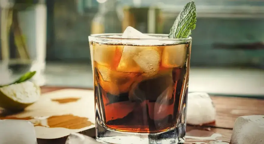 Orzeźwiający drink z lodem i miętą. Czy to rum, czy gin ile procent?