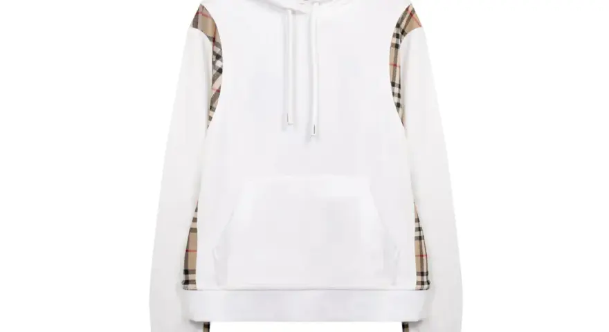 Biała bluza z kapturem Burberry z charakterystycznym wzorem w kratę na rękawach.