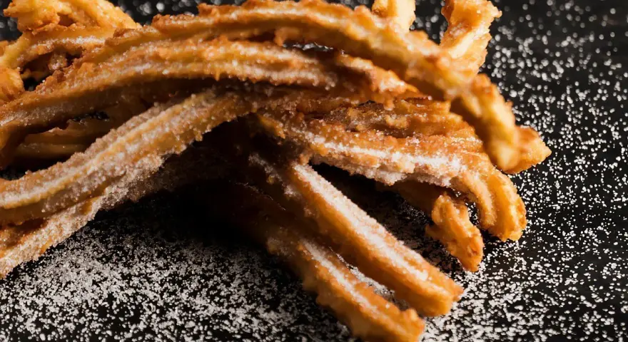Churros przepis: złociste, chrupiące paluszki posypane cukrem, idealne do maczania.