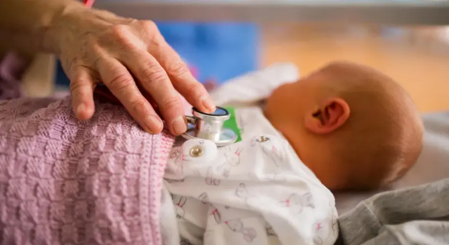 Pierwsza wizyta z noworodkiem: Kiedy i jak zadbać o bezpieczeństwo?