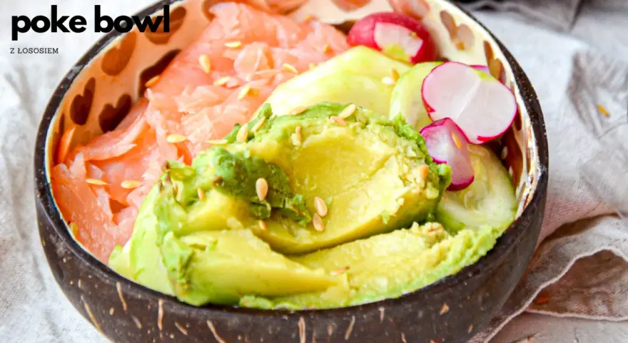 Pyszne poke bowls z łososiem, awokado, rzodkiewką i ogórkiem, posypane sezamem.