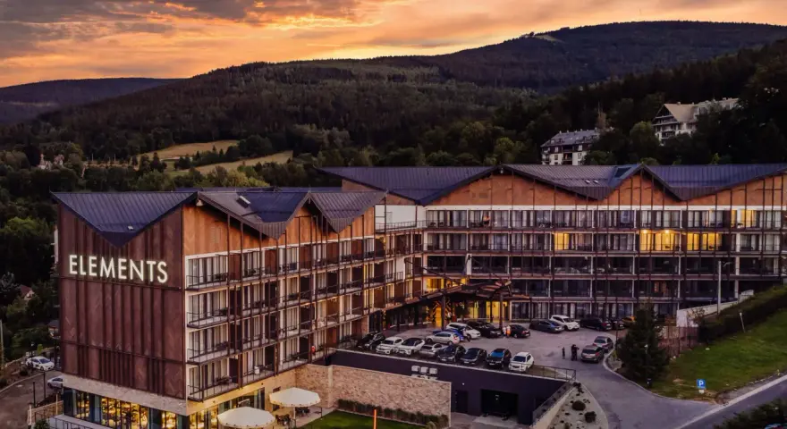 Nowoczesny hotel Elements, jeden z najlepszych hoteli pięciogwiazdkowych w Polsce, otoczony malowniczymi górami o zachodzie słońca.