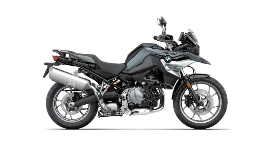 Szary motocykl BMW F 750 GS, gotowy na przygodę. Poznaj jego dane techniczne i ruszaj w drogę!