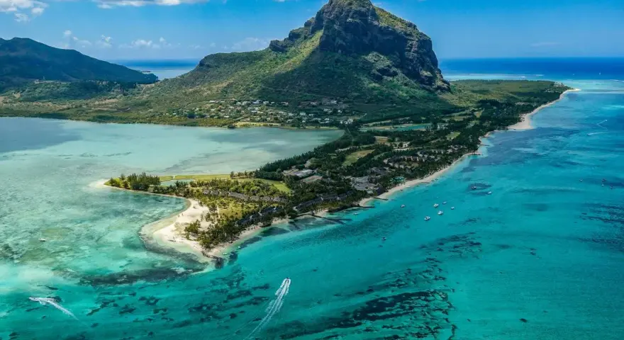 Widok na Le Morne Brabant na Mauritiusie. Turkusowa woda, plaże i góry. Czy warto tu przyjechać? Zdecydowanie tak!