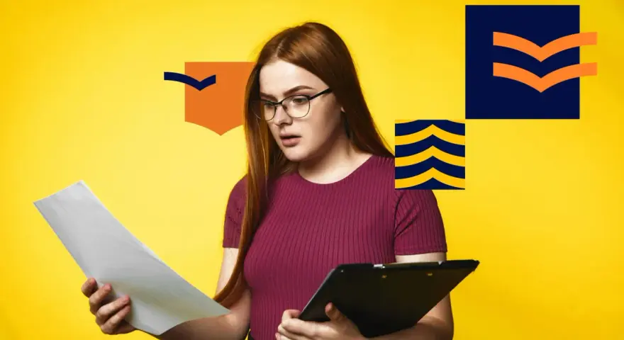 Młoda kobieta w okularach analizuje dokumenty, być może szukając numeru świadectwa dojrzałości.