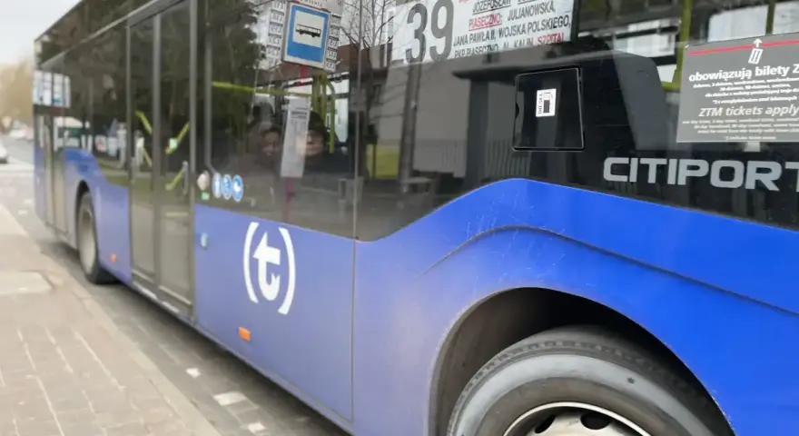 Autobus linii 39 z Piaseczna. Sprawdzam l2 rozkład jazdy, by zdążyć na czas.