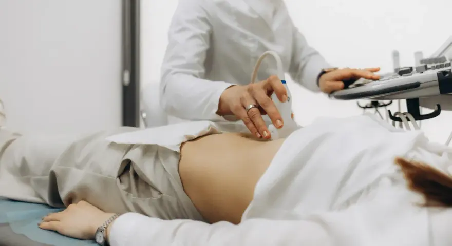 Lekarz wykonuje badanie USG 3D w 12 tygodniu ciąży, aby sprawdzić płeć dziecka.