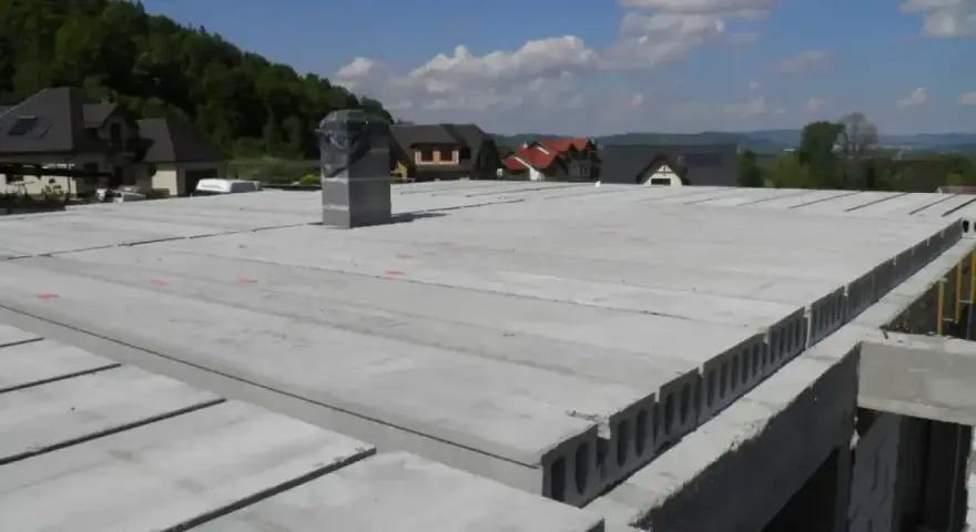 Płyty kanałowe i żelbetowe tworzą nowoczesne rodzaje stropów, gotowe do dalszych prac budowlanych.