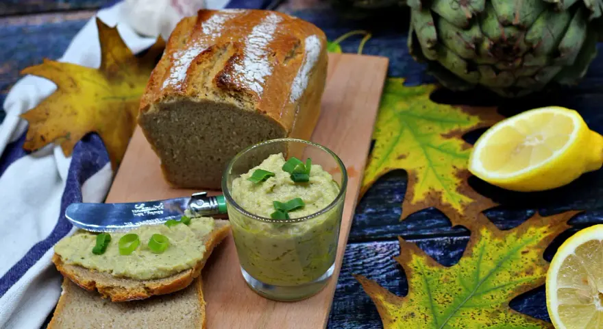 Pesto z karczocha idealne na jesienne kanapki. Podane z chlebem, cytryną i karczochami.