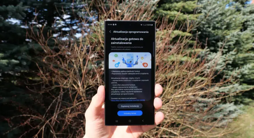 Telefon z systemem Android 15 gotowy do aktualizacji. Widać ekran z informacją o poprawkach stabilności i bezpieczeństwa.
