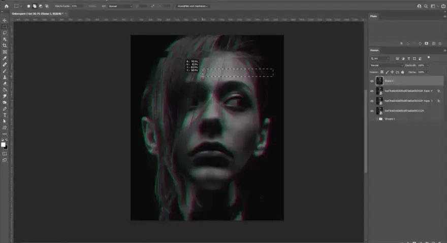 Portrait d'une femme avec un effet glitch Photoshop, créant une distorsion visuelle rouge et verte.
