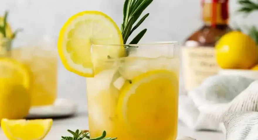Orzeźwiający drink z cytryną i rozmarynem. Jak pić chartreuse? Ten drink to idealna propozycja na lato.