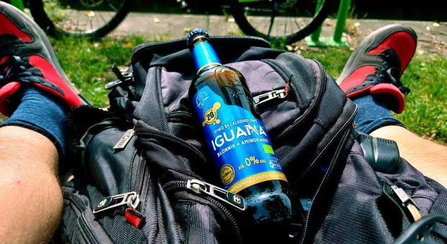 Po rowerowej wycieczce, chwila relaksu z piwem Iguana. To firma, która oferuje napoje bezalkoholowe.