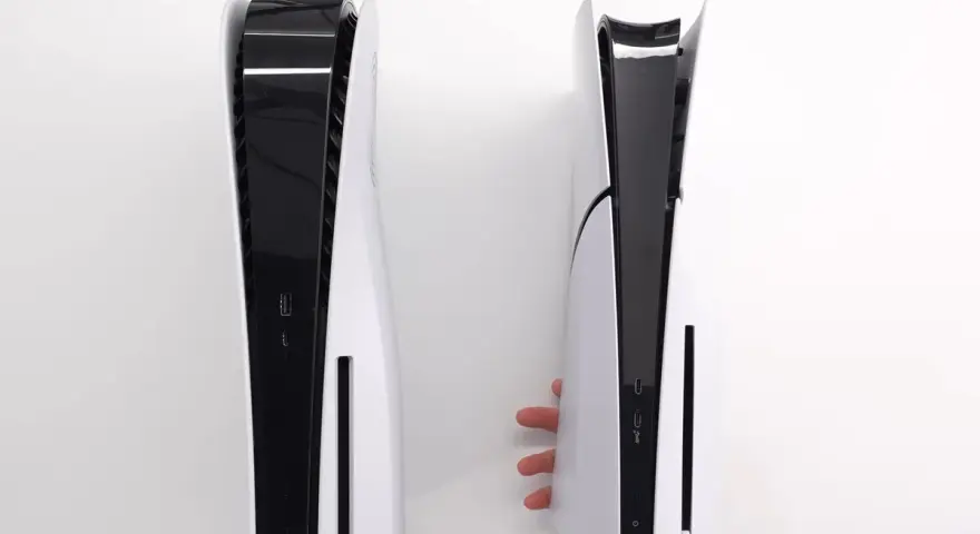 Porównanie PS5 i PS5 Slim. Mniejsza wersja konsoli jest wyraźnie smuklejsza, co widać na zdjęciu.