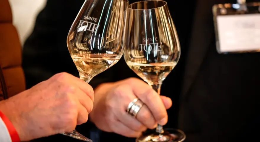 Deux verres de pinot gris "Sainte Joie" levés pour un toast.