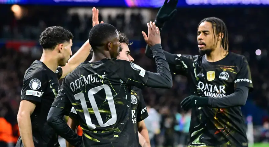 Piłkarze PSG świętują bramkę. Ousmane Dembélé z numerem 10 na plecach, Nuno Mendes i inni cieszą się po udanej akcji. Jaki dziś mecz piłki nożnej!