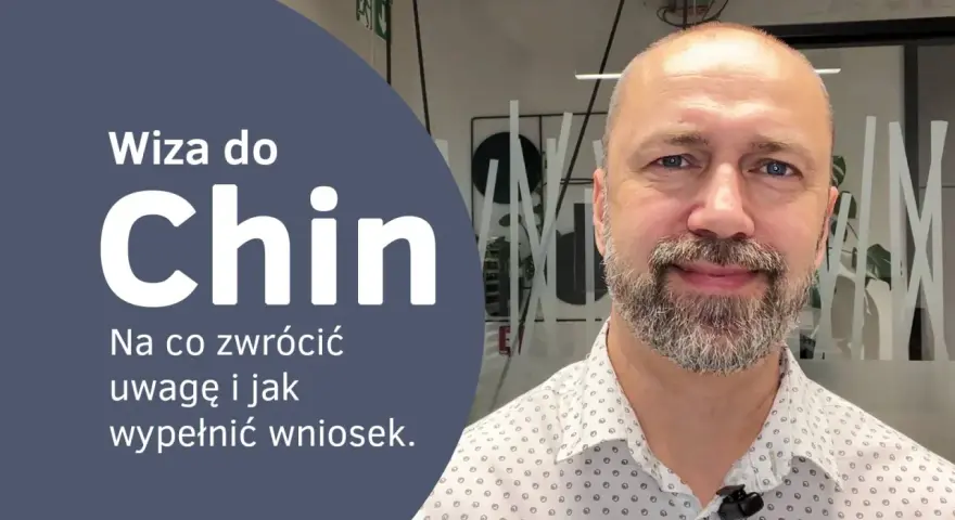 Wiza do Chin: poradnik jak wypełnić wniosek i na co zwrócić uwagę. Mężczyzna z brodą uśmiecha się do kamery.