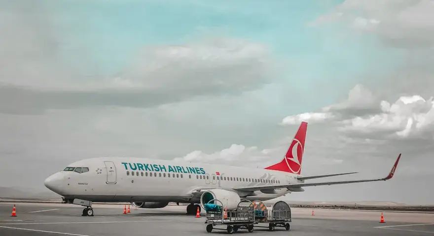 Samolot Turkish Airlines na płycie lotniska, gotowy do odprawy. Lot czarterowy wkrótce się rozpocznie.