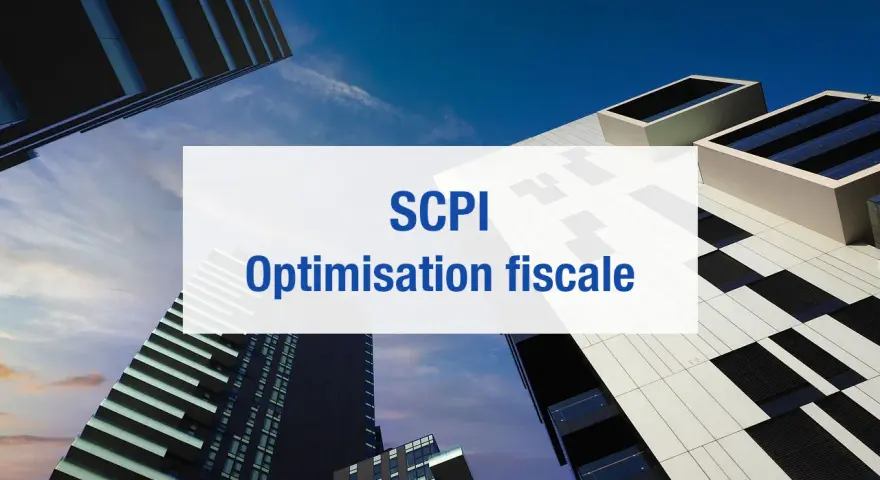 Bâtiments modernes sous un ciel bleu. Texte superposé : "SCPI Optimisation fiscale".