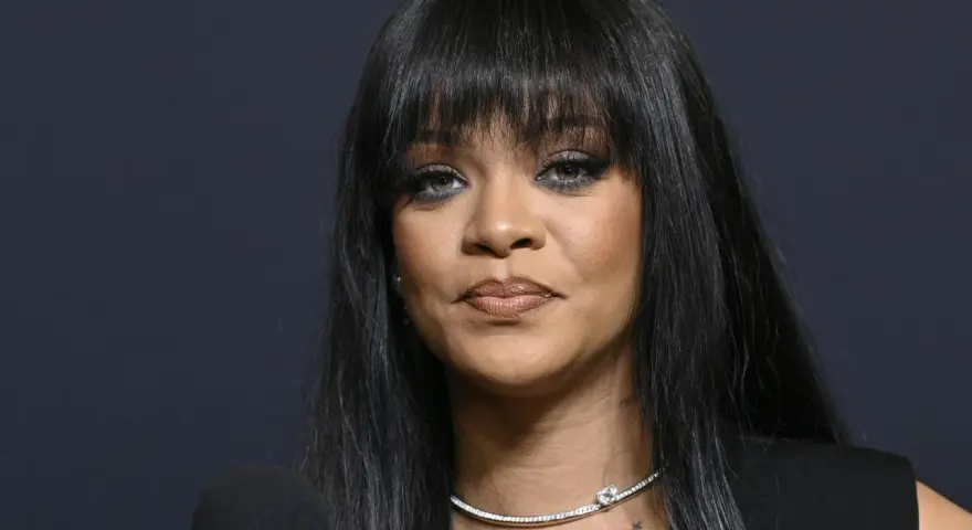 Rihanna, najbogatsza piosenkarka na świecie, z błyszczącym naszyjnikiem i charakterystyczną grzywką.