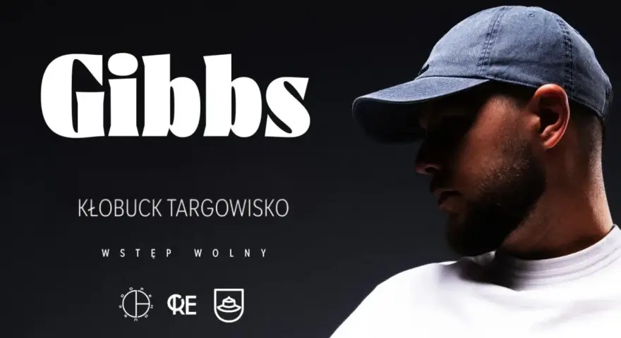 Gibbs w czapce, z zarostem, zapowiada wydarzenie "Kłobuck Targowisko". Ile lat ma Gibbs? Tego nie wiemy, ale na pewno jest gotowy na występ.