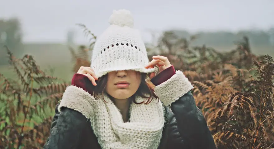 Une jeune femme, emmitouflée dans une écharpe et un bonnet blanc, ajuste son couvre-chef. Elle murmure "je t'aime", et son cœur répond "moi aussi".