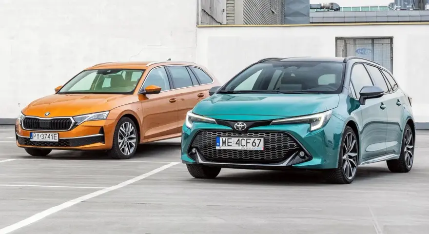 Dwa kombi: pomarańczowa Skoda i zielona Toyota, stojące na parkingu.