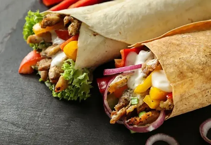 Kebab z frytkami: Ile ma kalorii i jak go "odchudzić"?