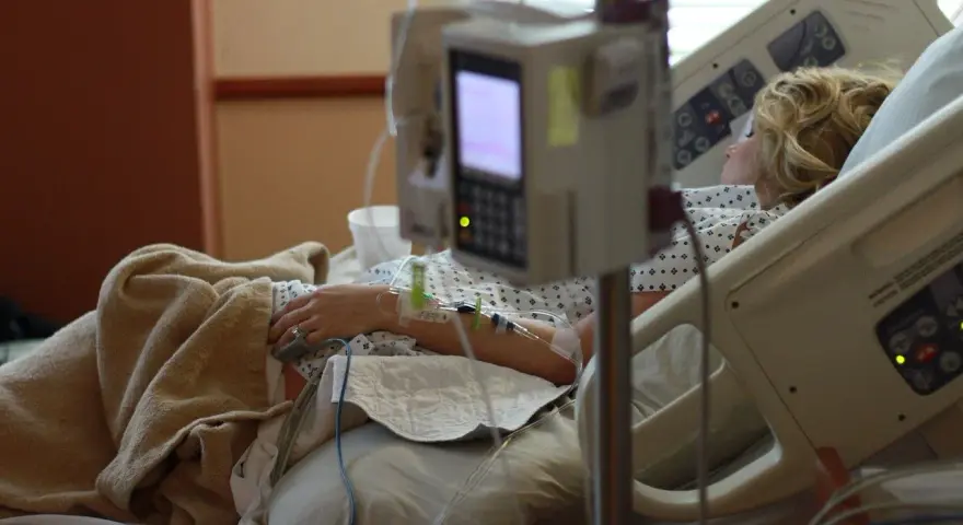 Czy łóżko rehabilitacyjne jest refundowane przez NFZ? Sprawdź alternatywy.