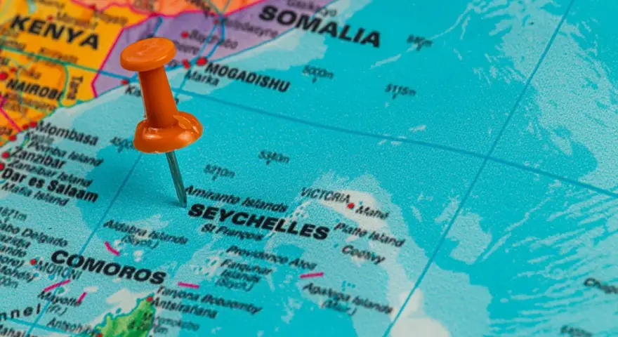 Pomarańczowa pinezka wskazuje Seszele, archipelag na Oceanie Indyjskim, na wschód od Kenii i Somalii.