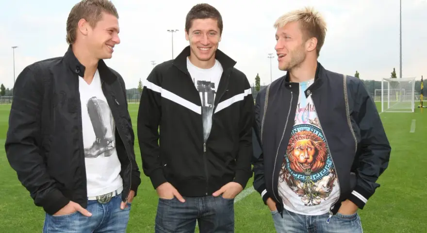 Trzech Polaków w Bundeslidze: Lewandowski, Błaszczykowski i Piszczek pozują na boisku.